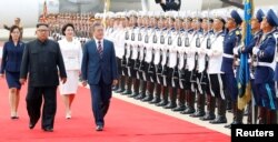 문재인 한국 대통령과 부인 김정숙 여사가 18일 평양 순안공항에서 김정은 북한 국무위원장과 부인 리설주와 함께 북측 군 의장대를 사열 받고 있다. 평양사진공동취재단.