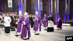 (de gauche à droite) le cardinal Reinhard Marx, l'archevêque Nikola Eterovic, l'apôtre Nuntius et l'évêque de Speyer Karl-Heinz-Wiesemann, célébrent une messe, le 1er juillet 2017.