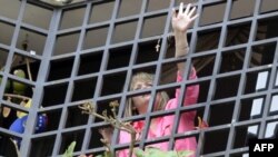La jueza venezolana Maria Lourdes Afiuni saluda a sus vecinos desde su casa en Caracas, quien se encuentra bajo arresto domiciliario desde 2011 por presunta corrupción en un caso en el que el difunto Hugo Chávez Pidió personalmente una sentencia de 30 años en prisión.