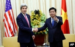 Secretary of State John Kerry, left, shakes hands with Secretary of the Ho Chi Minh City Party Committee Dinh La Thang before their meeting, Jan. 13, 2017, in Ho Chi Minh City, Vietnam.