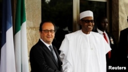 Le président français Francois Hollande est accueilli par le président nigérien Muhammadu Buhari à Abuja, Nigeria, le 14 mai 2016. 