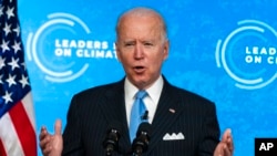 Tổng thống Joe Biden, trong bức ảnh chụp ngày 23/4 tại cuộc họp thượng đỉnh về khí hậu trực tuyến từ Nhà Trắng, đã gửi thư cảm ơn Chủ tịch Việt Nam Nguyễn Xuân Phúc vì đóng góp cho thành công của hội nghị này.
