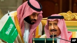 Putra mahkota Mohammed bin Salman (kiri) dan ayahnya, Raja Salman berbicara dalam acara KTT di Riyadh, Arab Saudi (foto: dok). 