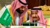 Raja Arab Saudi Salman bin Abdulaziz Al Saud (kanan) berbicara dengan putra mahkota Mohammed bin Salman di Riyadh, Arab Saudi (foto: dok). 