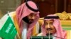 محمد بن سلمان ولیعهد سعودی (چپ) در کنار پدرش ملک سلمان در نشست شورای همکاری خلیج فارس در ریاض - دسامبر ۲۰۱۸ 