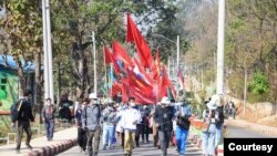 စစ္အာဏာသိမ္းမႈကို ဆန္႔က်င္ဆႏၵျပတဲ့ ကယားျပည္နယ္က ျမင္ကြင္း။ (ဓာတ္ပံု - ကယားျပည္နယ္သပိတ္ေကာ္မတီ - ေဖေဖာ္ဝါရီ ၁၄၊ ၂၀၂၁)