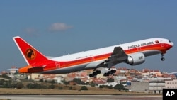 O "Boeing 777" levantando voo do aeroporto internacional de Lisboa, antes de ter sido obrigado a regressar