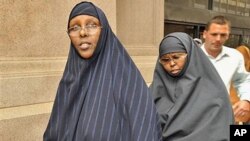 Hawo Mohamed Hassan (L) and Amina Farah Ali, both of Rochester, Minnesota, leave the U.S. District Court after appearing at a hearing in St. Paul, Minnesota, August 2010. (file photo)