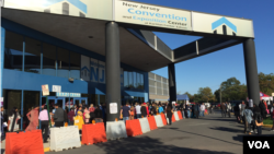 Crowds form outside the Convention Center in Edison, New Jersey, to see both Bollywood performances and a speech by Donald Trump. (E. Sarai/VOA)