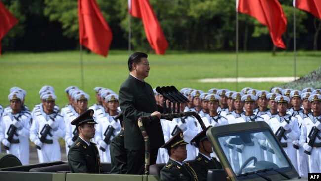 中国国家主席习近平2017年6月30日在香港阅兵。