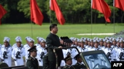 Le président chinois Xi Jinping passant en revue les troupes le 30 juin 2017.