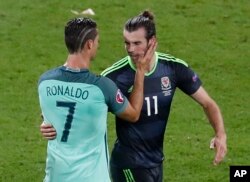 Cristiano Ronaldo réconforte le Gallois Gareth Bale lors d'un match de l'Euro 2016.