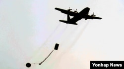 한국 공군 제5공중기동비행단이 지난 19일 오후 경남 의령군 낙서면 일대에서 C-130H 수송기로 2t짜리 특수임무 기동차량을 공중에서 지상으로 투하하는 훈련을 하고 있다. (자료사진)