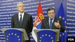 Presiden Serbia Boris Tadic (kiri) dan Presiden Komisi Eropa Jose Manuel Barroso. Barroso memuji Serbia dalam pertemuan UE di Brussels (28/2).