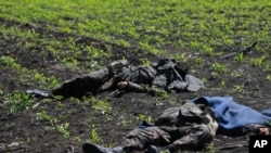 Тела погибших российских военных, брошенные ВС РФ на фронте в Украине (архивное фото).