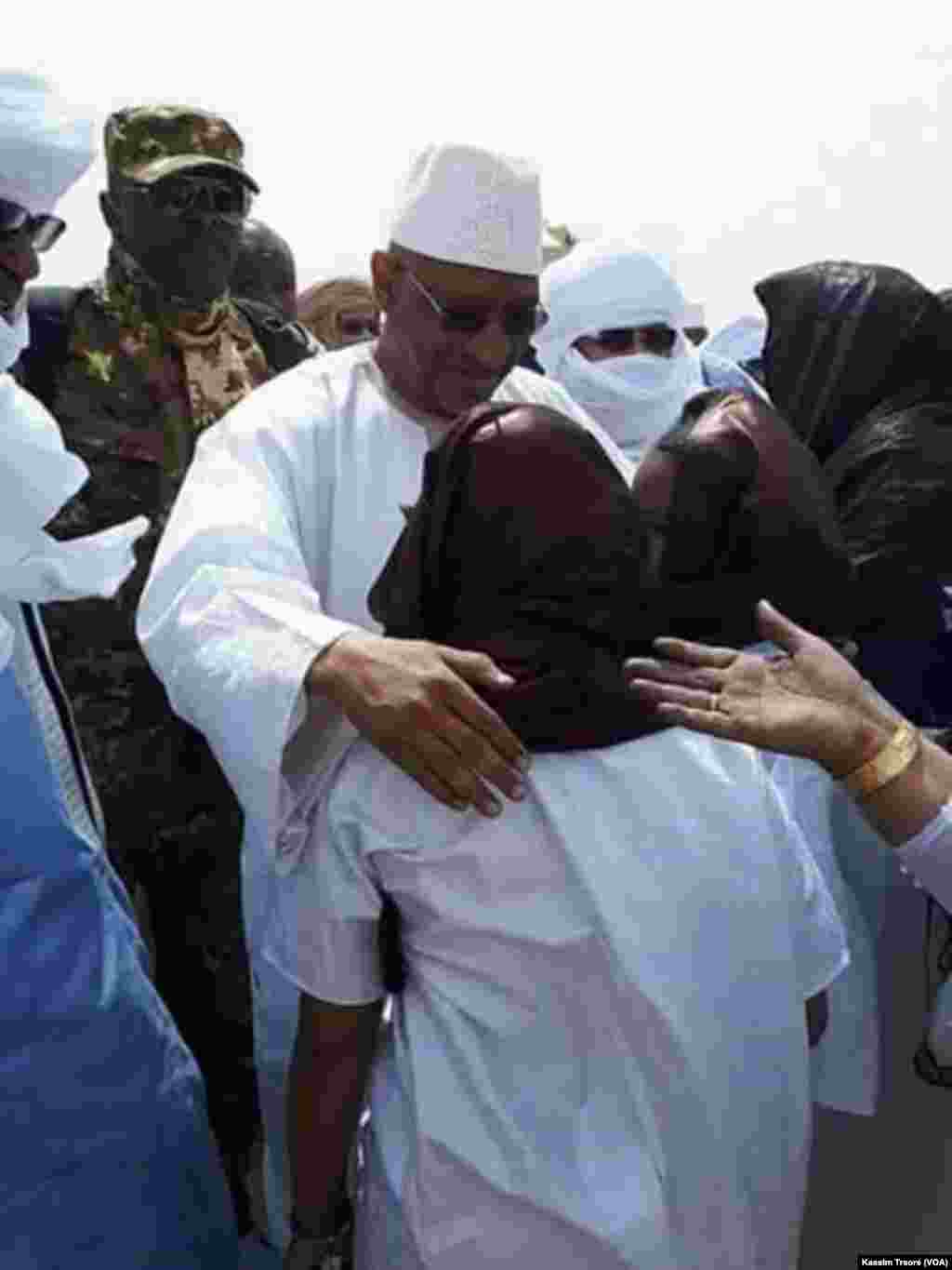 Le Premier ministre malien, Soumeylou Boubeye Maïga, en visite à Tessalit, le 22 mars 2018. (VOA/Kassim Traoré)