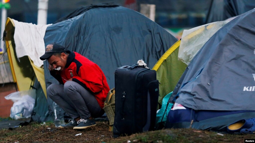 Un migrante venezolano se limpia los dientes afuera de una tienda de campaña en un campamento temporal en Bogotá, Colombia, el 11 de noviembre de 2018. Foto[ Reuters/Luisa González.