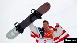 Shaun White mừng chiến thắng ở môn ván trượt lòng máng tại Olympic Pyeongchang, ngày 14/2/2018.