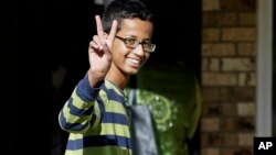 La demanda fue presentada en nombre Ahmed Mohamed, de 14 años, el muchacho genio que fabricó un reloj que fue confundido con una bomba.