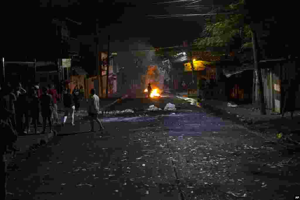 Anti-government protesters gather around barricades in protest during a government imposed dawn-to-dusk curfew in Tegucigalpa, Honduras, Dec. 3, 2017. Opposition leaders called for a mass march against the purported election fraud on Sunday and for the presidential election to be held again after the country erupted in deadly protests over the delayed vote count.