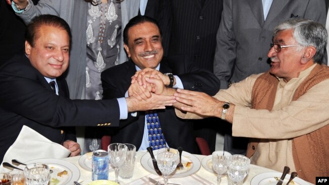 اے این پی کے سربراہ سابق وزیرِ اعظم نواز شریف اور سابق صدر آصف علی زرداری کے ساتھ (فائل فوٹو)