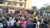Le ministre de l’Enseignement supérieur et universitaire, Stève Mbikayi, au centre, négocie avec des étudiants durant une manifestation, à l’INBTP, Kinshasa, 10 mai 2018. (TopCongo/VOA)