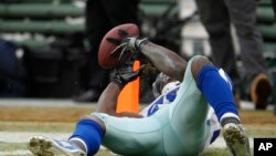 El wide receiver Dez Bryant, de los Cowboys de Dallas atrapa el balón durante el segundo tiempo del partido contra Green Bay Packers, el domingo.
