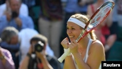 Sabine Lisicki dari Jerman merayakan kemenangannya atas petenis Polandia Agnieszka Radwanska pada semifinal Wimbledon 2013 (4/7). (Reuters/Toby Melville)