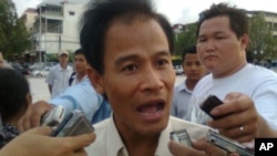 Labor leader Chea Mony drops murder complaint of his bother Chea Vichea. 