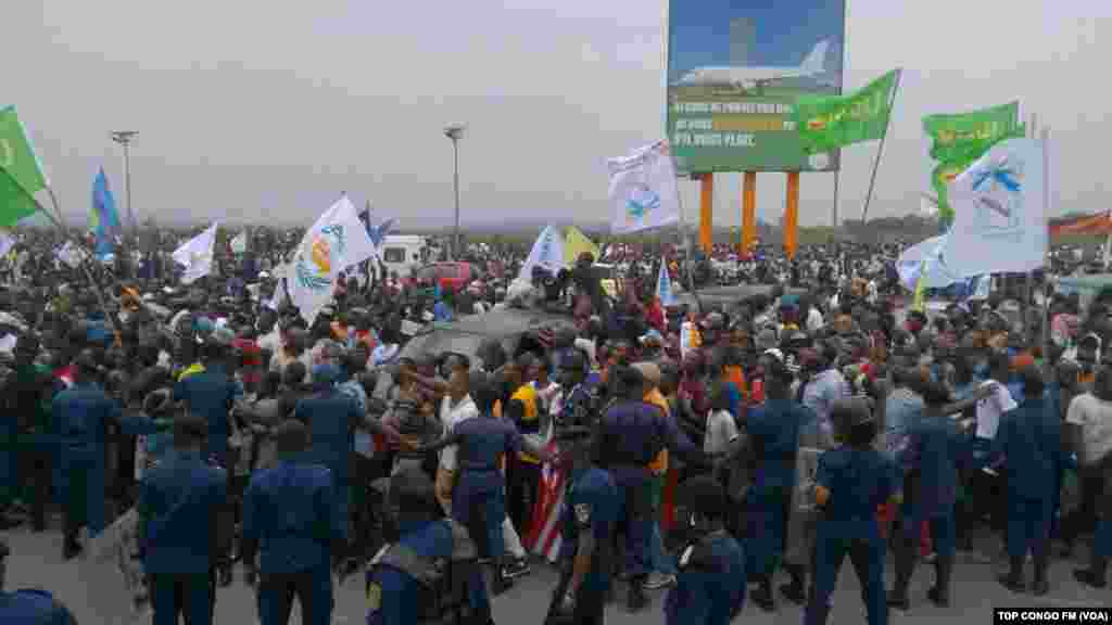 Les supporters d&#39;Etienne Tshisekedi à l&#39;aéroport, pour son arrivée, le 27 juillet 2016.(Top Congo)