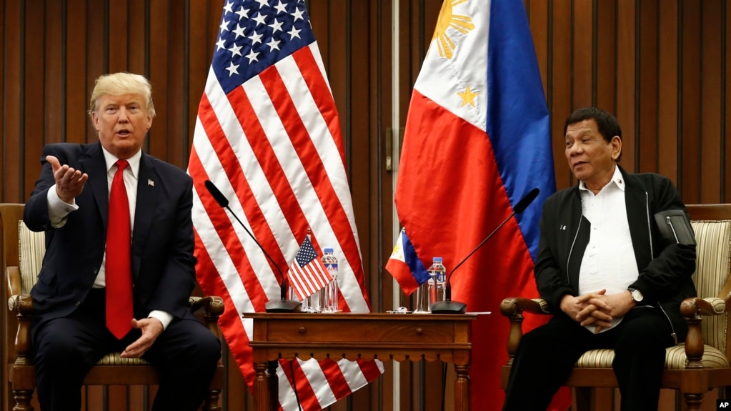 Tổng thống Mỹ Donald Trump trong cuộc gặp với người đồng nhiệm Philippines Rodrigo Duterte. 