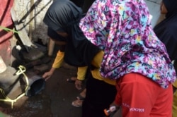 WMP Yogyakarta bersama warga melakukan kegiatan pemantauan jentik di Dusun Kronggahan Sleman. (Foto: Courtesy/WMP Yogyakarta)