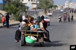 Palestinians flee their homes to take shelter at the United Nations school in Gaza City, July 13, 2014.