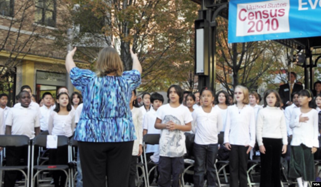 资料照片: 马里兰州罗克韦尔市的某小学的学生在镇中心表演合唱为2010年美国人口普查造势。(photo:VOA)
