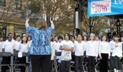 资料照片: 马里兰州罗克韦尔市的某小学的学生在镇中心表演合唱为2010年美国人口普查造势。