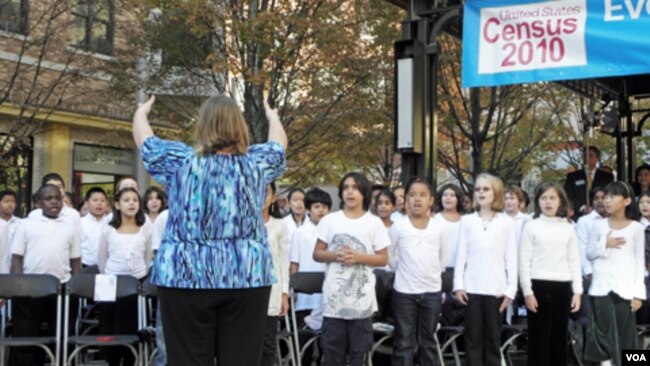 小学生镇中心表演合唱为2010年美国人口普查造势(资料照)
