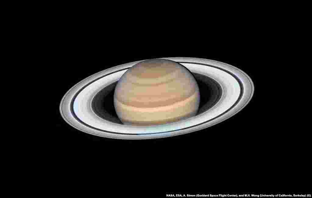 И вновь на снимке &laquo;Хаббла&raquo; Сатурн, снимок которого был сделан в июне 2019 года в день, когда газовый гигант находился на максимальном приближении к Земле - &laquo;всего&raquo; 1360 миллионов километров.