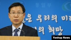한국 통일부 김의도 대변인이 6일 3개 대북지원 민간단체의 지원물품 반출을 승인키로 했다고 밝히고 있다.