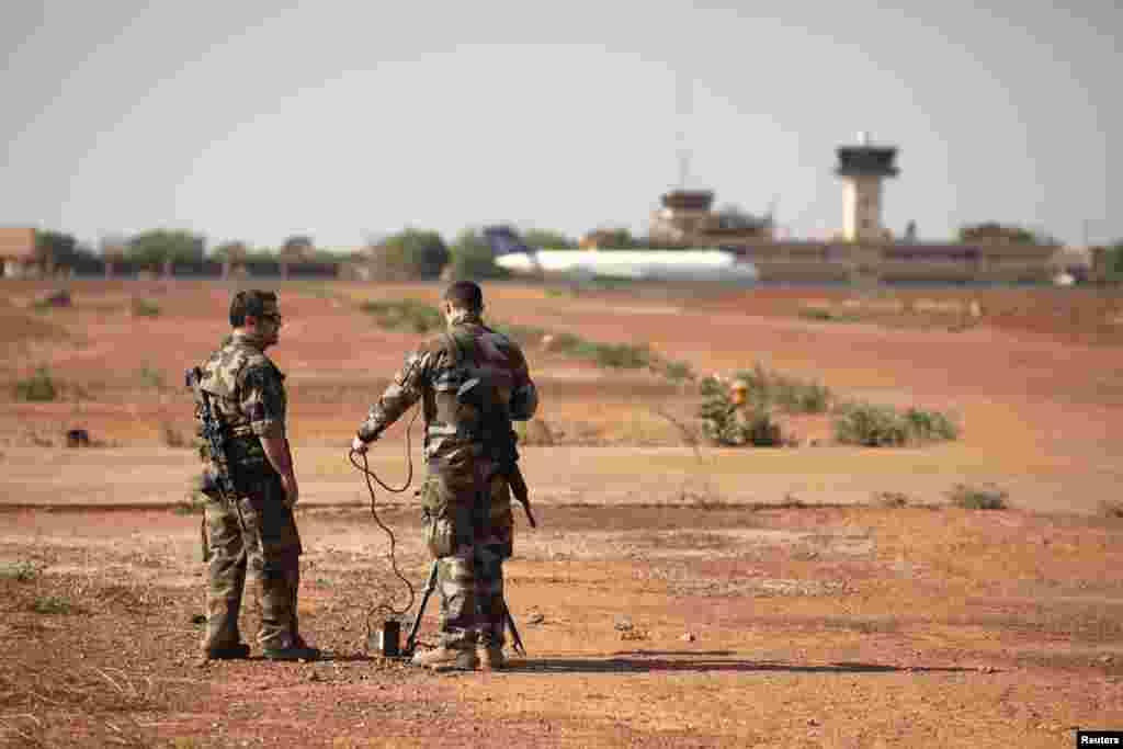 Des soldats fran&ccedil;ais faisant des tests d&rsquo;&eacute;quipement sur une base a&eacute;rienne du Mali, 14 janvier 2013.