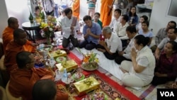 Human right group ADHOC participated in a blessing ceremony welcoming four officials including Nay Vanda, Ny Sokha, Lim Mony, Yi Soksan and Ny Chakrya- while they were out on bail, Phnom Penh, Cambodia, June 30, 2017. (Khan Sokummono/ VOA Khmer)