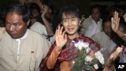 Pemimpin oposisi Burma, Aung San Suu Kyi berangkat untuk melakukan kunjungan ke New Delhi, India (12/11). 