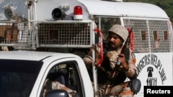 Seorang tentara duduk di kendaraannya saat patroli di sekitar lokasi ledakan bom di Karachi (29/1). Tiga anggota pasukan keamanan dilaporkan tewas akibat ledakan bom pinggir jalan di wilayah Jahoo, provinsi Baluchistan, Pakistan Barat Daya.