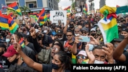 Des manifestants protestent contre la réponse du gouvernement à la marée noire survenue début août à Port Louis, sur l'île Maurice, le 29 août 2020.