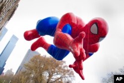 Балон Спајдермен на традиционалната парада на Мејсис во Њујорк за Денот на благодарноста