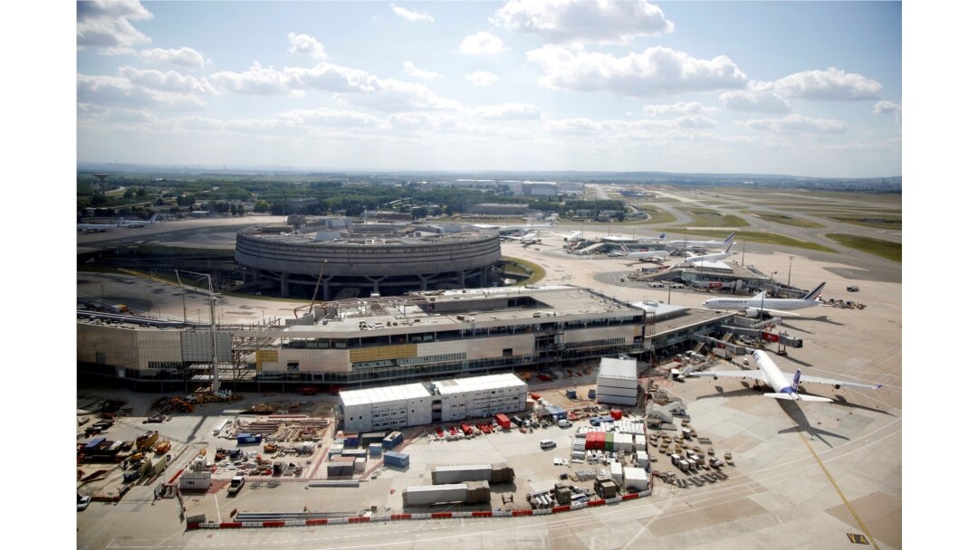 Pesawat di landasan pacu bandara Paris Charles de Gaulle di Roissy-en-France, Perancis, di tengah pandemi Covid-19, 25 Mei 2020.