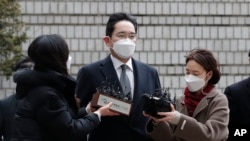 Lee Jae-yong, vice-président de Samsung Electronics , face aux journalistes à son arrivée à la Haute Cour de Séoul le 18 janvier 2021.