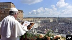 Papa tokom mise na Trgu Svetog Petra u Vatikanu