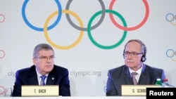 Samuel Schmid, Chair of the IOC Disciplinary Commission, and Thomas Bach, President of the International Olympic Committee, attend a news conference after an Executive Board meeting on sanctions for Russian athletes, in Lausanne, Switzerland, December 5, 2017. (REUTERS/Denis Balibouse)