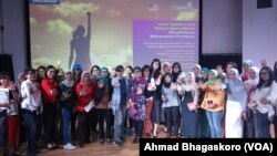 Puluhan perempuan saat menggelar diskusi dalam rangka Kampanye 16 Hari Anti Kekerasan terhadap Perempuan (16HAKTP) di @america, Pacific Place, Selasa, 27 November 2018. (Foto: VOA/Ahmad Bhagaskoro)
