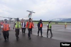 Kepala Badan Nasional Penanggulangan Bencana (BNPB) Letnan Jendral TNI Dr. (H.C.) Doni Monardo (tiga dari kiri) tiba di Bandar Udara Malibi untuk melakukan peninjauan banjir bandang di Kepulauan Alor, NTT, Rabu (7/4). (Foto: Twitter/BNPB)